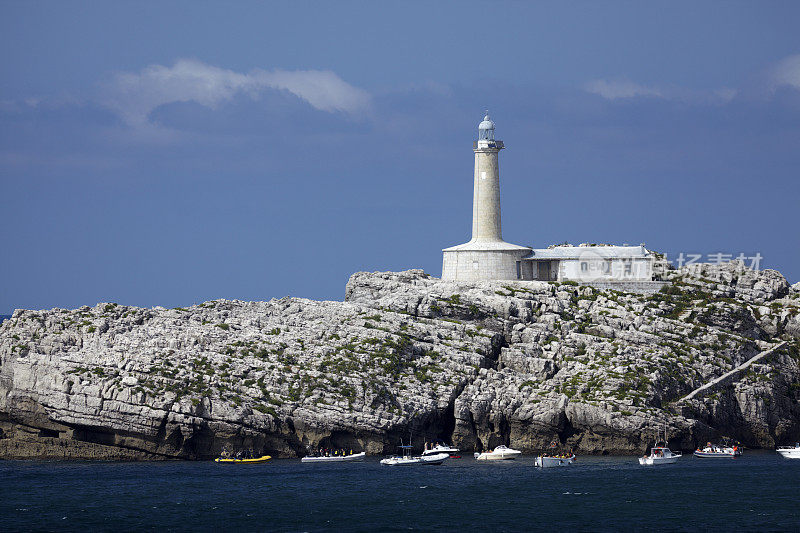 桑坦德灯塔的Faro De Mouro。坎塔布里亚、北西班牙、欧洲